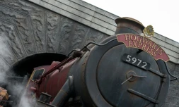 Le fameux train qui mène les sorciers à Poudlard, lors de la grande inauguration du nouveau parc à thème Harry Potter, à Hollywood, le 7 avril 2016