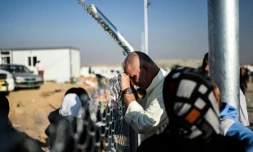 Un homme qui a fui les combats entre forces irakiennes et l'EI attend de retrouver ses proches dans un camp de réfugiés dans la région de Khazir, entre Erbil et Mossoul, le 5 novembre 2016