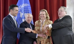 Le ministre macédonien des Affaires étrangÚres Nikola Dimitrov, l'émissaire de l'ONU Matthew Nimetz, les chefs de la diplomatie autrichienne Karin Kneisslet grecque Nikos Kotzias à Vienne, le 30 mars 2018