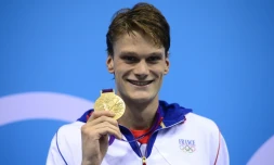 Yannick Agnel avec sa médaille d'or des JO-2012 sur 200 m nage libre, le 30 juillet 2012 à Londres