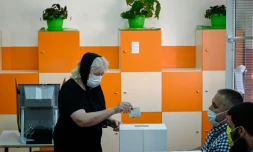 Dans un bureau de vote lors des élections législatives, à Sofia le 11 juillet 2021
