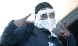 Un personnel soignant fait le signe de la victoire à son entrée au Elmhurst Hospital le 22 avril 2020 situé dans le quartier de Queens à New York.
