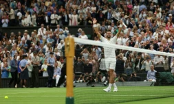 Novak Djokovic après sa victoire en demi-finale du tournoi de Wimbledon face à Jannik Sinner le 14 juillet 2023. Le Serbe est en chasse d'un 24e titre dans un tournoi du Grand Chelem, record absolu dont Margaret Court est actuellement la seule détentrice