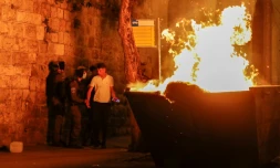 Une benne à gravats incendiée pendant des heurts prÚs de la Porte de Damas à Jérusalem, dans la nuit du 23 au 24 avril 2021