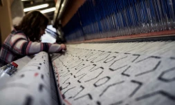 Une employée travaille sur un métier à tisser dans la fabrique Séez en Savoie, le 9 novembre 2017