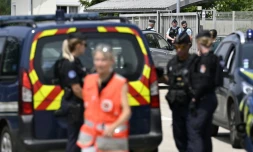 Des gendarmes contrôlent l'accès au collège de Nogent (Haute-Marne) où une surveillante a été poignardée à mort par un élève de 15 ans le 10 juin 2025