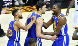 Stephen Curry, Zaza Pachulia et Kevin Durant ont permis à Golden State de dominer Cleveland dans sa salle,  le 7 juin 2017 à Cleveland