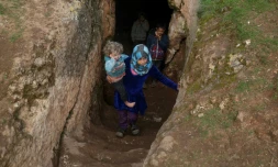 Des déplacés syriens à l'entrée d'un abri souterrain dans lequel ils ont trouvé refuge dans la province d'Idleb, le 23 février 2020