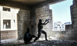 Des membres des Forces démocratiques syriennes (FDS) tirent sur des positions du groupe jihadiste Etat islamique (EI) à Raqa le 28 septembre 2017