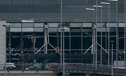 Les vitres d'une partie de l'aéroport de Bruxelles ont été soufflées lors de deux explosions qui ont fait au moins 13 morts et 35 blessés, le 22 mars 2016