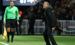 L'entraĂźneur du Paris SG Luis Enrique donne des consignes lors du match de Ligue 1 face Ă Lyon, le 21 avril 2024 Ă Paris