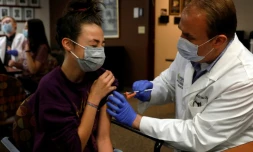 Maelani Ben-Ezra, 12 ans, reçoit une dose du vaccin de Pfizer/BioNTech contre le Covid-19 à Bloomfield Hills dans le Michigan aux Etats-Unis, le 13 mai 2021