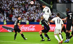 Le capitaine du Real Madrid Sergio Ramos marque de la tête contre Al-Ain en finale du Mondial des clubs le 22 décembre 2018 à Abu Dabi