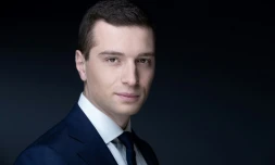 L'eurodĂ©putĂ© du parti d'extrĂȘme droite français Rassemblement national (RN), Jordan Bardella, pose lors d'une sĂ©ance photo Ă Paris, le 5 mai 2021