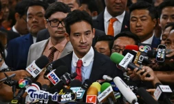 Le dirigeant du parti Move Frowardn Pita Limjaroenrat, vainqueur des élections législatives en Thaïlande, parle à la presse le 13 juillet 2023 à Bangkok après avoir perdu un premier vote au parlement pour devenir Premier ministre