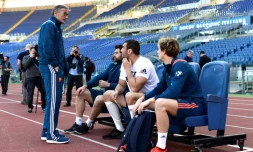 Le sélectionneur Guy Novès s'adresse à ses joueurs, le 10 mars 2017, à la veille du match Italie-France au stade olympique de Rome