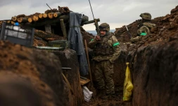 Des soldats ukrainiens de la 57e brigade d'infanterie motorisée dans une tranchée près de Bakhmout,le 13 avril 2023 dans la région de Donetsk