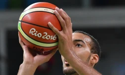 Le joueur de basket français Rudy Gobert marque un panier le 8 août 2016 à Rio de Janeiro durant les Jeux Olympiques
