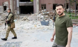 Le président ukrainien Volodymyr Zelensky  en visite dans la région de Mykolaïv, le 18 juin 2022 dans le sud du pays