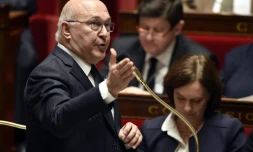 Le ministre français des Finances Michel Sapin lors d'une séance de questions au gouvernement à l'Assemblée nationale à Paris le 30 mars 2016
