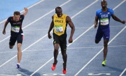 Usain Bolt vainqueur du 200 m et Christophe Lemaitre (g), médaillé de bronze, lors des JO de Rio le 18 août 2016