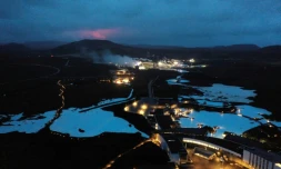 Vue aérienne de la station thermale géothermique Blue Lagoon près de Grindavik, à environ 40 kilomètres à l'ouest de Reykjavik, en Islande, le 20 mars 2021