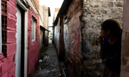 vue d'une ruelle du bidonville Puerta 8 à Buenos Aires où de la cocaïne frelatée a été retrouvée, le 3 février 2022