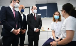 Olivier Véran (g) et Jean Castex (c) lors d'une vaccination mercredi 24 février 2021 à Paris