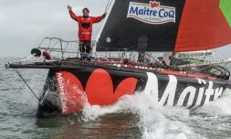 Le skipper Yannick Bestaven à bord du "Maître Coq" au large de La Rochelle, le 7 octobre 2020, à un mois du départ pour le Vendée Globe