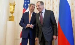 Le chef de la diplomatie russe Sergueï Lavrov (D) et son homologue américain John Kerry, le 24 mars  2016 à Moscou
