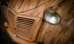 Le 21 mars 2017, à Loches, photo d'une 2CV en bois fruitier de Touraine, grandeur nature, construite par un passionné