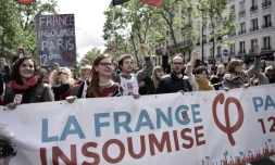 Des militants de la France insoumise défilent à Paris le 1er mai 2017