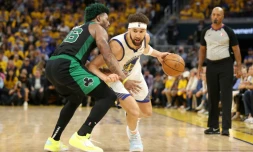 Klay Thompson des Golden State Warriors balle en main face à Marcus Smart des Boston Celtics en finale pendant le match 5 de la finale NBA le 13 juin au Chase Center à San Francisco