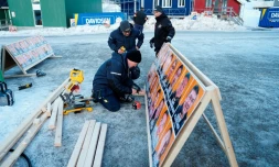Des affiches des candidats du parti nationaliste Naleraq aux élections législatives au Groenland sont installées à Nuuk, la capitale de l'île, le 11 mars 2025 