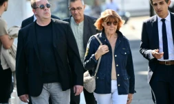 Gisèle Pelicot, accompagnée de son fils David (à gauche) et de son avocat Stéphane Babonneau (à droite), se dirige vers le tribunal d'Avignon, le 23 septembre 2024