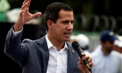 Le chef de file de l'opposition vénézuélienne Juan Guaido, reconnu président par intérim par une cinquantaine de pays dont les Etats-Unis, devant ses partisans à Caracas le 27 avril 2019.