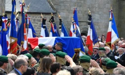 Le cercueil de Cédric de Pierrepont, l'un des deux militaires tués au Burkina Faso, entre dans l'église Notre-Dame de Larmor-Plage, dans le Morbihan, le 15 mai 2019
