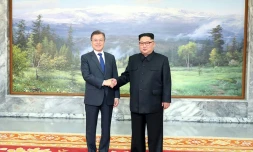 Photo fournie par la présidence sud-coréenne le 26 mai 2018 du président sud-coréen Moon Jae-in (g) et du leader nord-coréen Kim Jong Un lors d'une rencontre dans la zone démilitarisée à Panmunjom