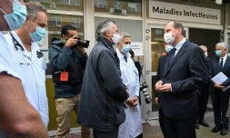 Le Premier ministre Jean Castex (c) s'adresse à des personnels soignants au CHU de Lille, le 16 octobre 2020