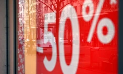 Les soldes d'été ont démarré pour quatre semaines dans un contexte d'inflation galopante, mais les premiers clients sont déterminés à faire de bonnes affaires et les commerçants à renflouer leur trésorerie