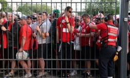 Des supporters de Liverpool attendent à l'extérieur du stade lors de la finale de la Ligue des champions de l'UEFA entre Liverpool et le Real Madrid au Stade de France à Saint-Denis, au nord de Paris, le 28 mai 2022