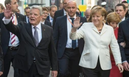 La Chancelière allemande Angela Merkel et le président Joachim Gauck saluent la foule, le 3 octobre 2015 à Francfort, à l'occasion des 25 ans de la Réunification de l'Allemagne