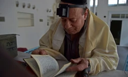 Dans cette photo prise le 5 avril 2021, Zebulon Simentov, le dernier juif d&rsquo;Afghanistan, regarde le texte sacré de la Torah dans une synagogue située dans un vieil immeuble de Kaboul. Pendant des décennies, il a refusé de quitter le pays. Mais inquiet d&rsquo;un possible retour des talibans, il est maintenant prêt à en partir