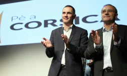 Le maire de Bastia Gilles Simeoni (g) et Jean-Guy Talamoni (d), le 9 décembre 2015 à Ajaccio