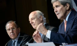 (g-d) Le ministre des Affaires étrangères russe, Sergei Lavrov, l'émissaire de l'ONU Staffan de Mistura et le Secrétaire d'Etat américain John Kerry, lors des discussions à Vienne le 30 octobre 2015