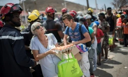 Distribution de vivres à Marigot à l'île Saint-Martin, le 12 septembre 2017