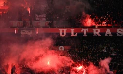 Les supporters du PSG chantent et encouragent leur équipe lors du classique de Ligue 1 contre Marseille au Parc des Princes, le 17 mars 2019