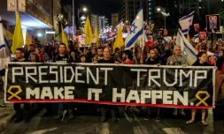 Des personnes manifestent lors d'un rassemblement organisé par les familles des otages israéliens capturés dans la bande de Gaza depuis octobre 2023, devant la résidence du Premier ministre israélien à Jérusalem, le 4 octobre 2025