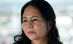 La journaliste afghane Zahra Joya lors d'un entretien à l'AFP, le 14 août 2026 à Londres 