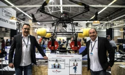 Les inventeurs et participants au concours Lépine Jacques Pitou (à droite) et Pierrick Duret (à gauche) posent à cÎté de leur invention, un "drone bombardier", le 30 avril 2019